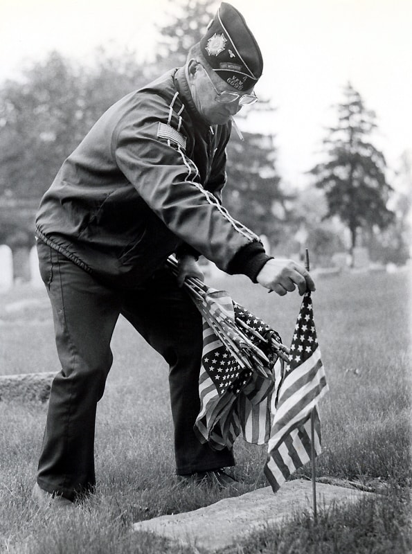 VFW Plants Flag at Cemetery — photojournalism by Jay Keenan